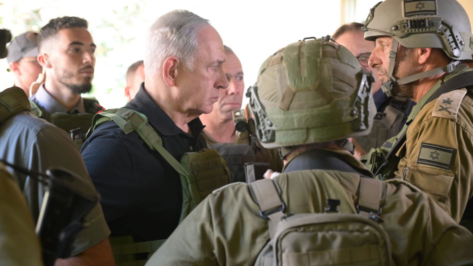 İsrail Başbakanı Netanyahu Gazze sınırındaki askelerle görüştü