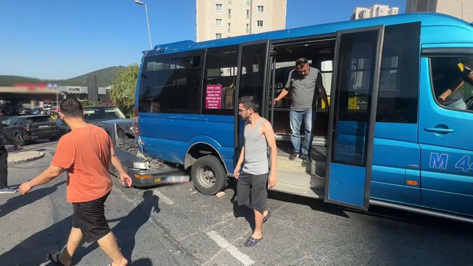 Maltepe'de görülmemiş kurtarma çalışması: Minibüsün içinde zıpladılar