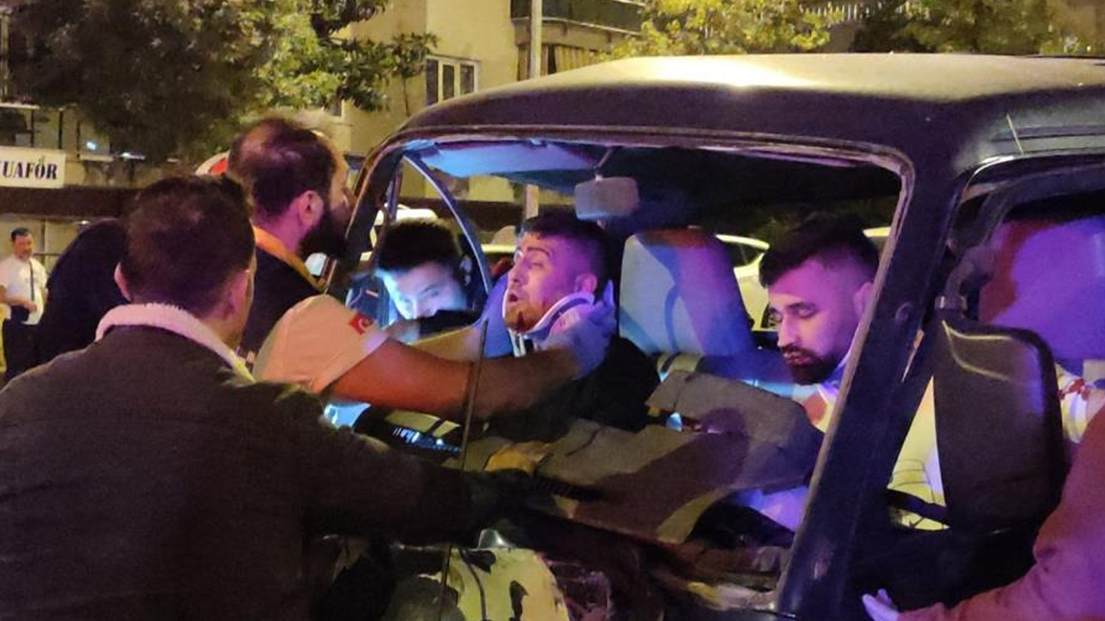 4 aracın karıştığı zincirleme trafik kazası! Sıkışan yolcu ağlayarak kurtarılmayı bekledi