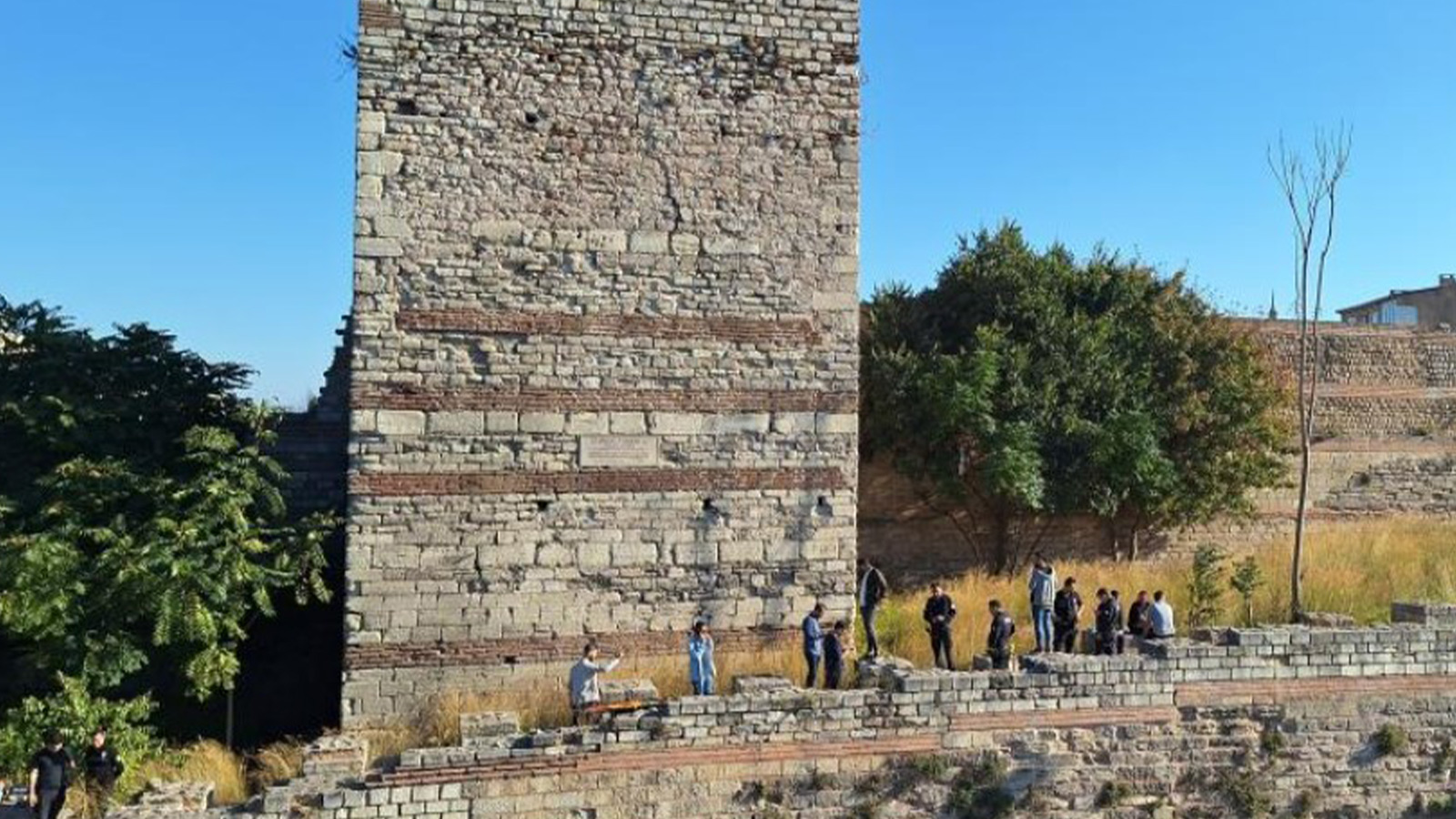 Fatih'te Tarihi Topkapı Surlarında erkek cesedi bulundu