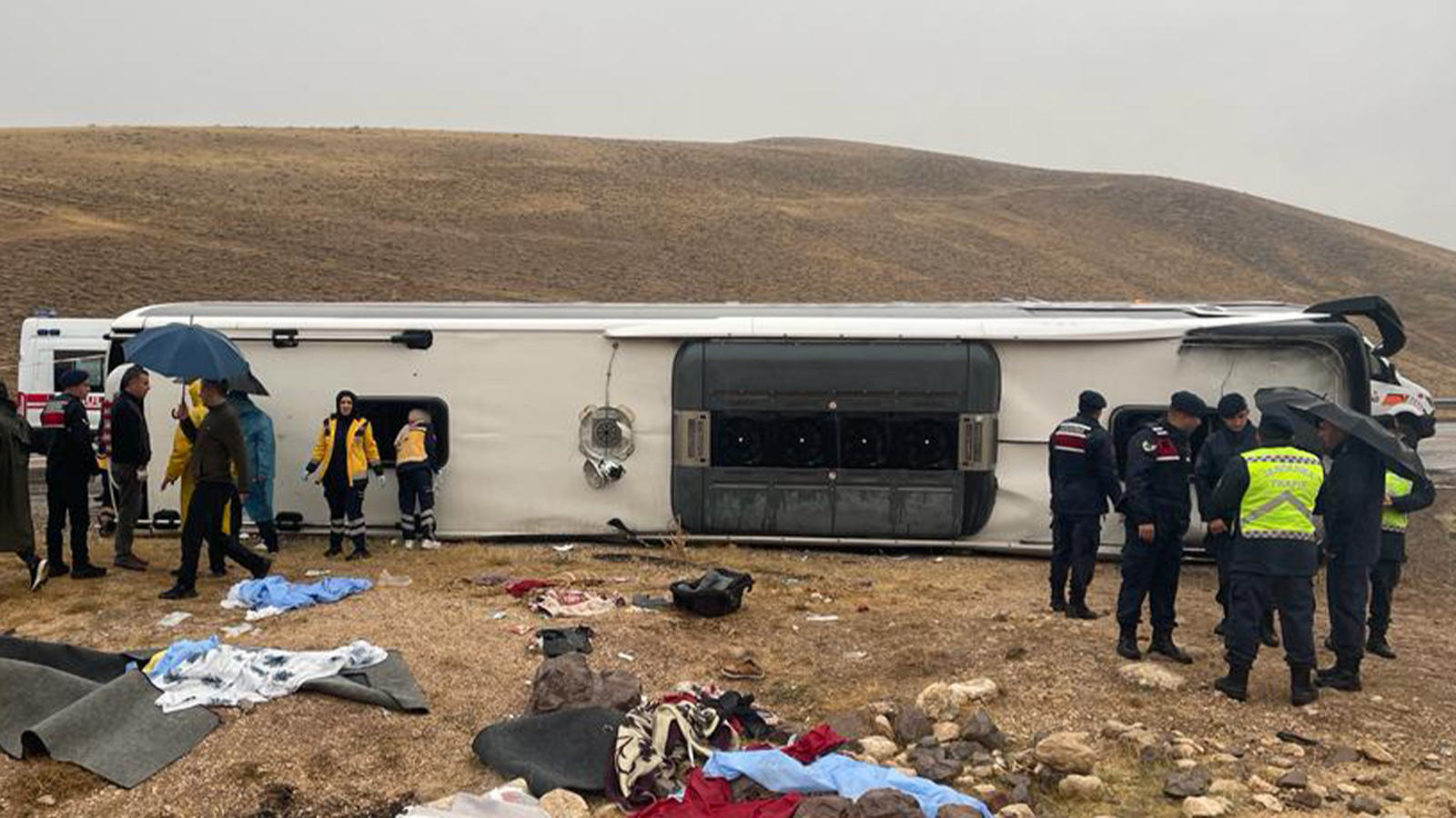 Sivas'ta yolcu otobüsü devrildi: Ölü ve yaralılar var