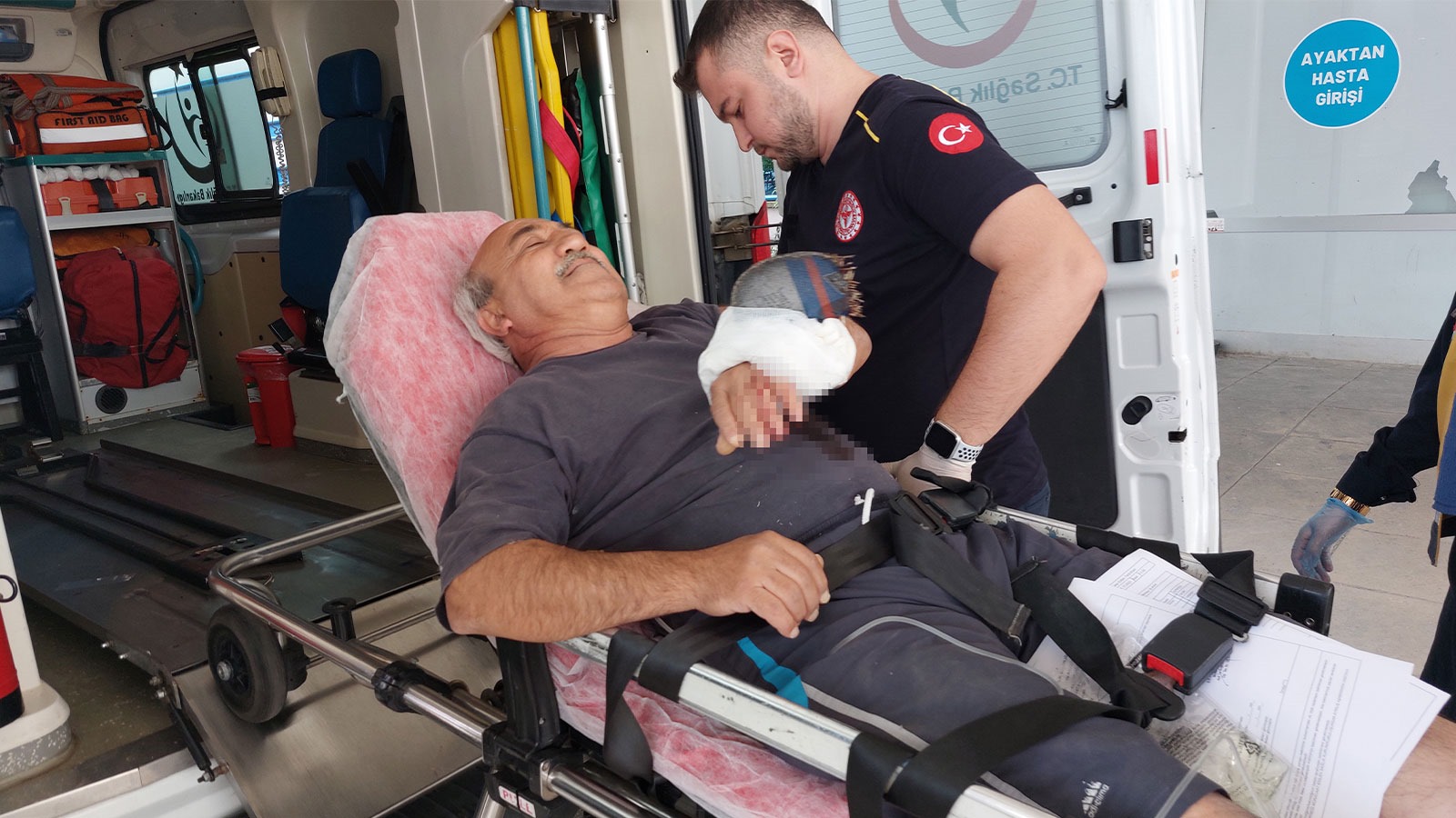 Korkunç olay! Fayans keserken eline spiral taşı saplandı