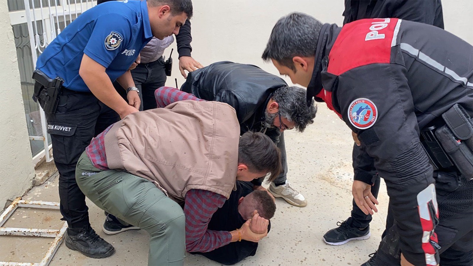 Film sahnelerini aratmadı: Şüpheli ile polis ekiplerinin kovalamacası kamerada