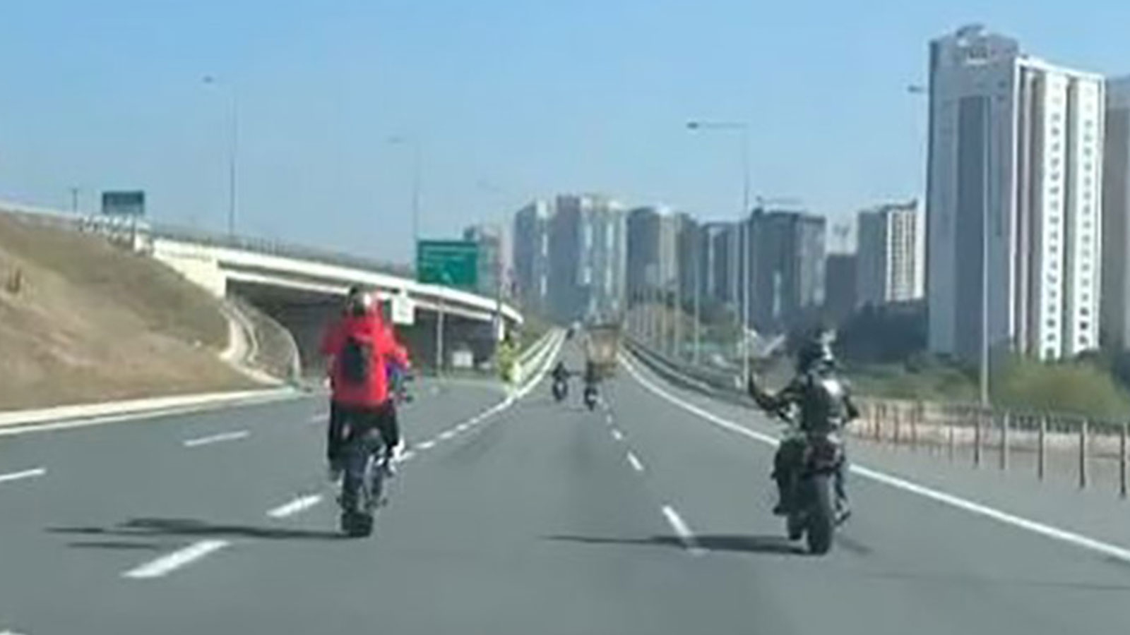Sosyal medya için ölümle burun buruna geldiler: Trafikte tehlikeli yolculuk kamerada