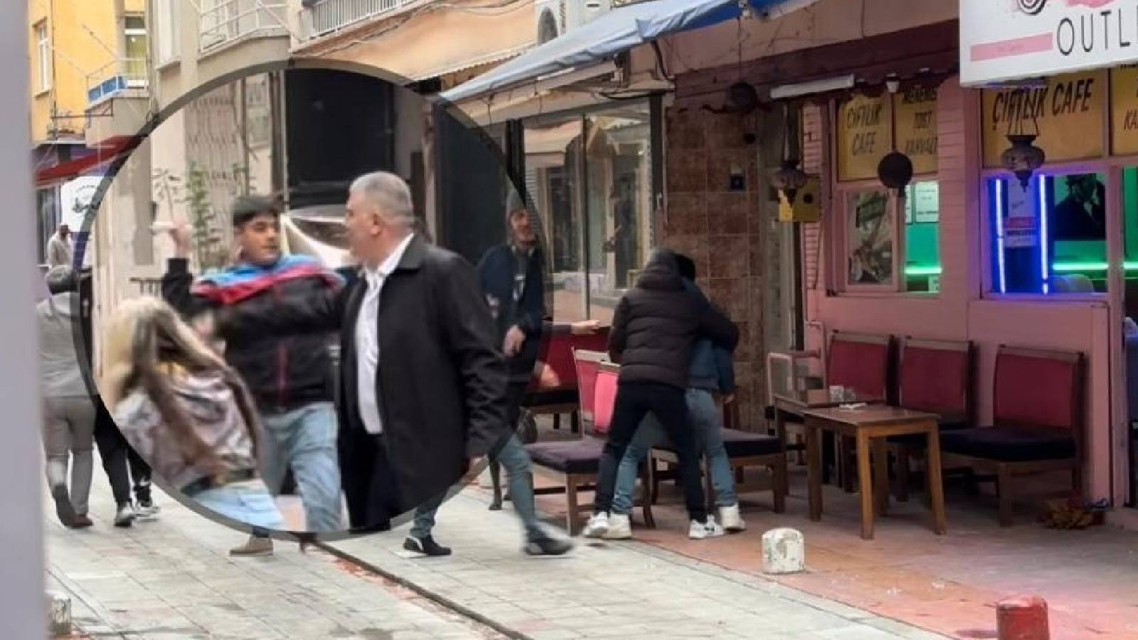 Kafede baltalı kavga! Ortalık savaş alanına döndü
