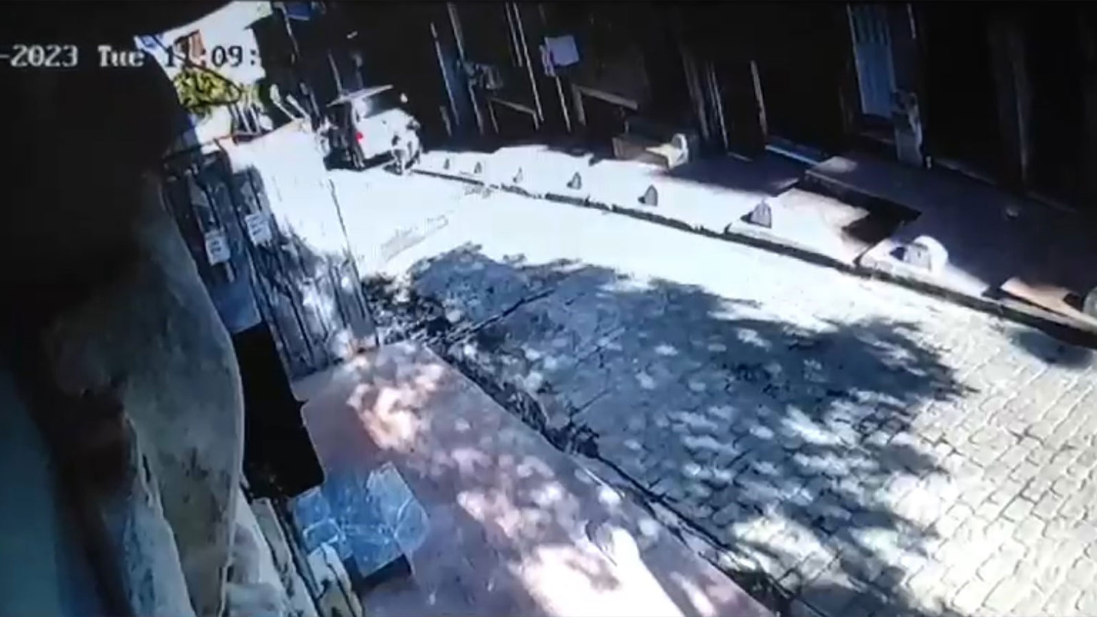 Küçük kızın inanılmaz kurtuluşu: Aracın üzerine düşerek hayatta kaldı
