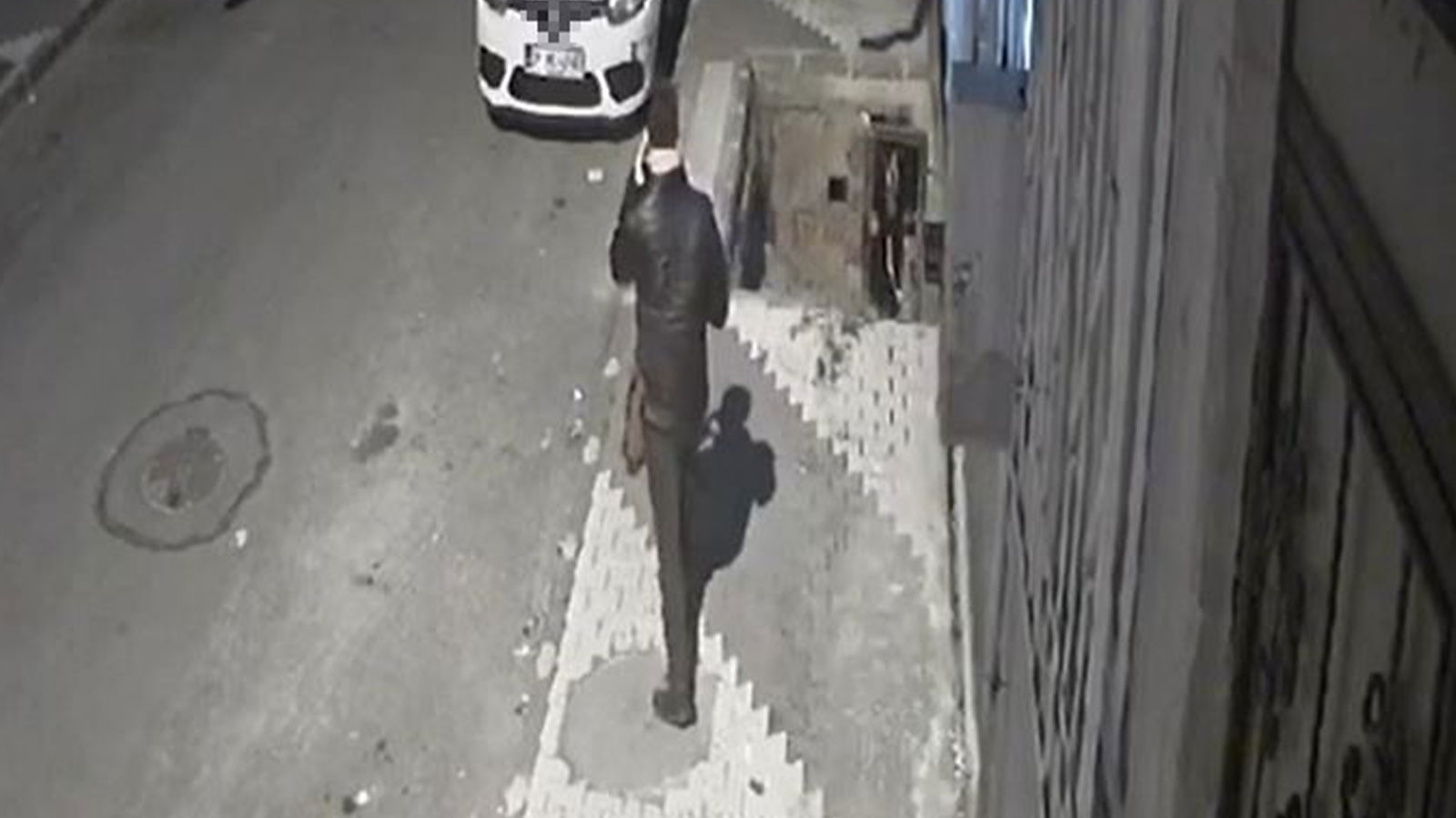 Alkollü adam önce duvara çarptı, sonra çukura düştü: O anlar kamerada