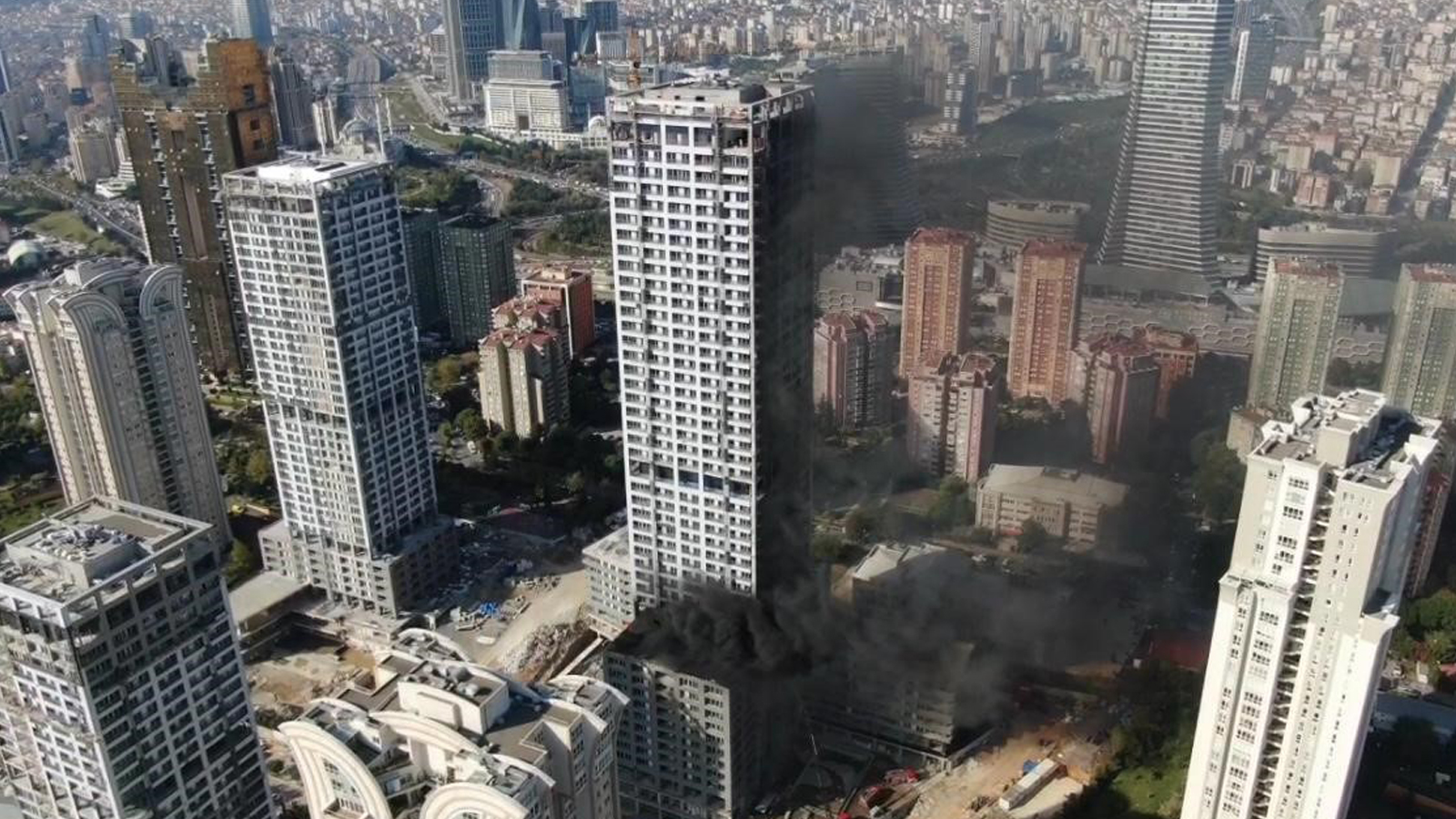 Ataşehir'deki lüks rezidansta büyük yangın! Patlama oldu, dumanlar gökyüzünü kapladı