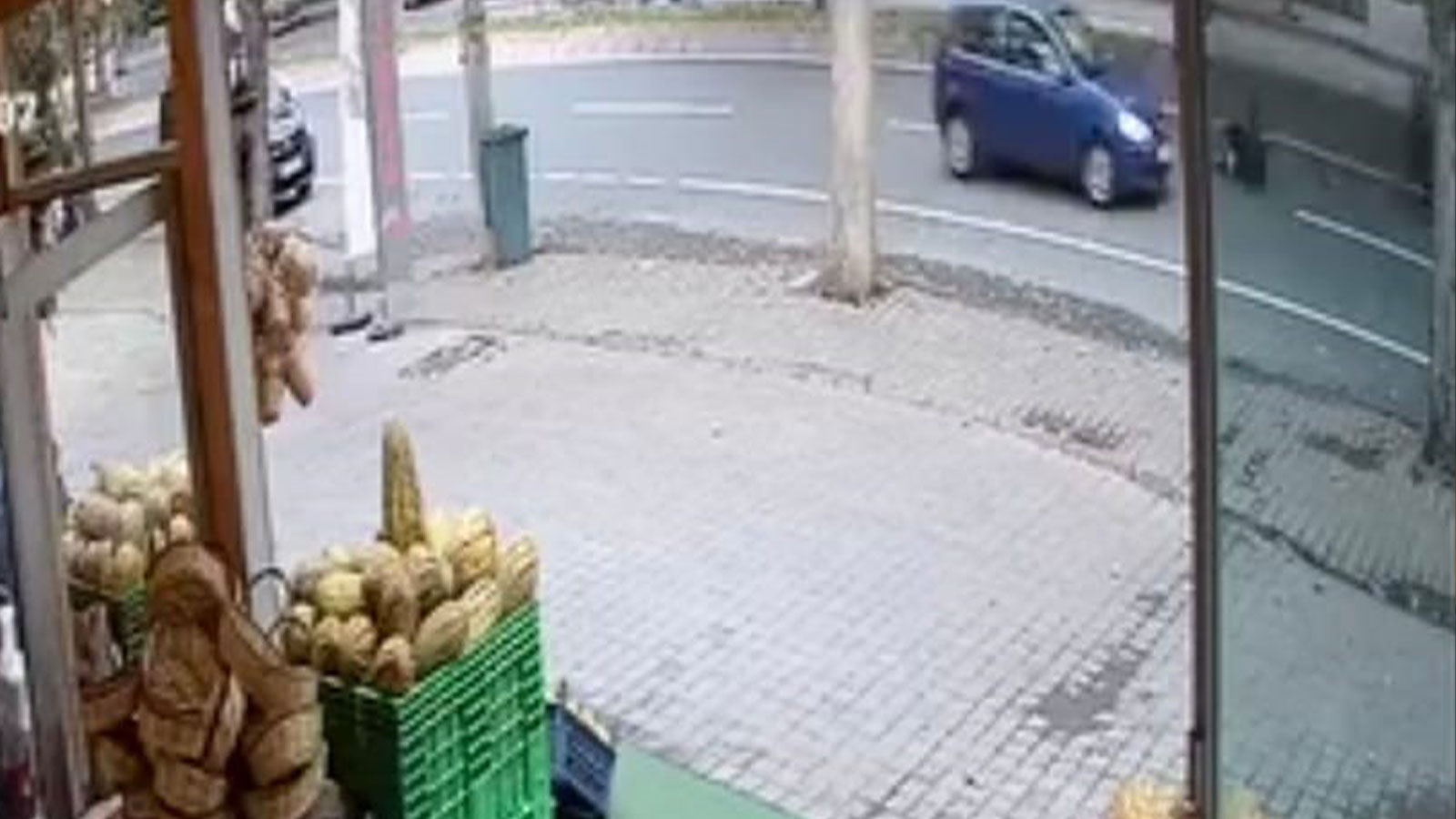 Karşıya geçerken, otomobil çarptı: Başka bir araç tarafından ezilmekten kurtulsa da hayatını kaybetti
