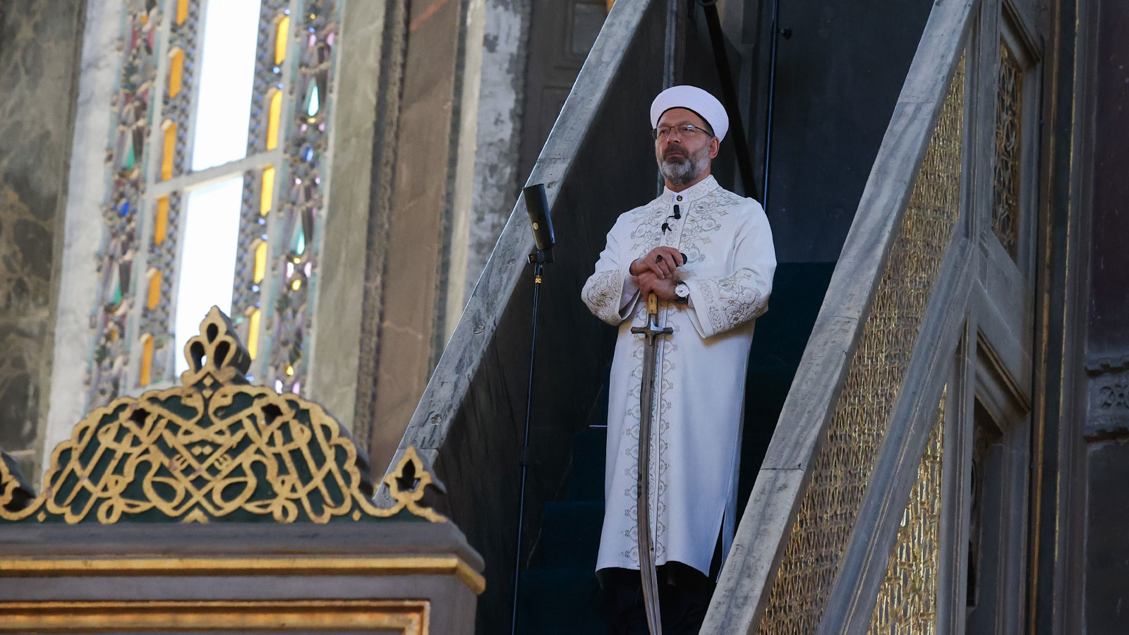 Ayasofya'da Gazze hutbesi! Erbaş, minbere kılıçla çıktı