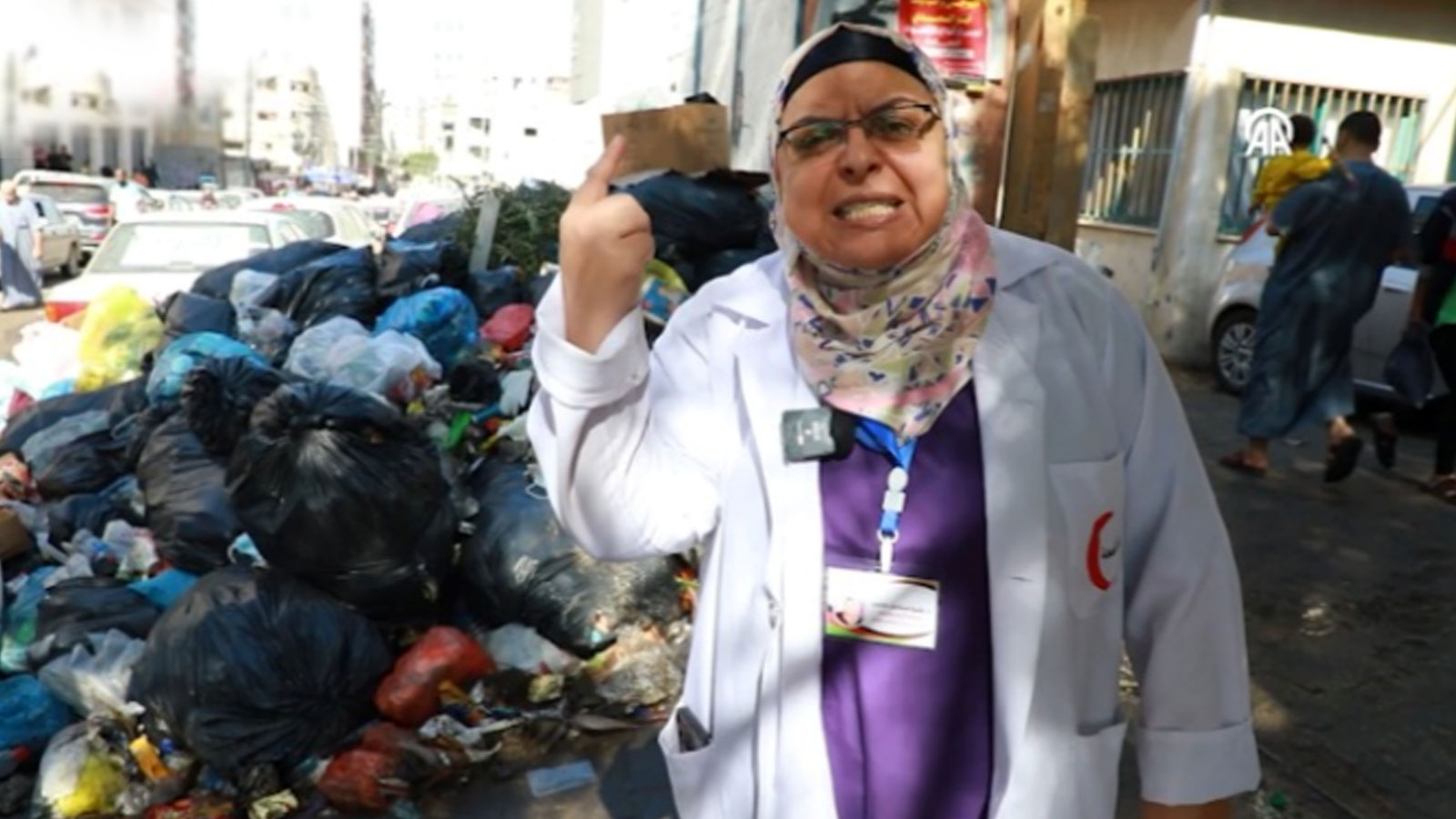 Gazze'de vahim durum... Şifa Hastanesi'nde biriken çöp torbaları koku yayıyor