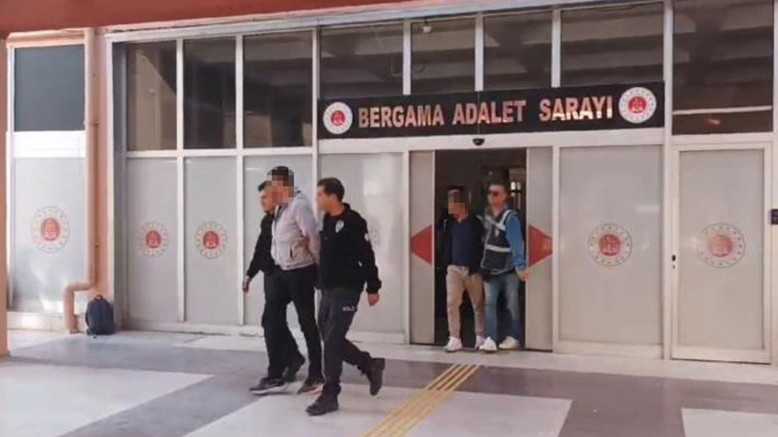 Polisi görüp attıkları poşetten uyuşturucu çıktı