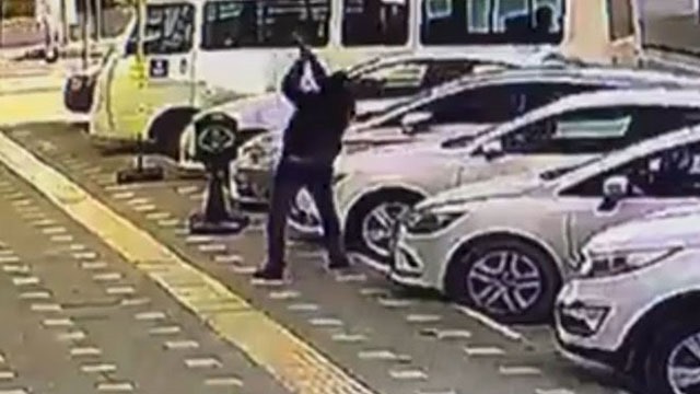 Baltalı saldırgan otomobilleri dağıttı, o anlar kamerada
