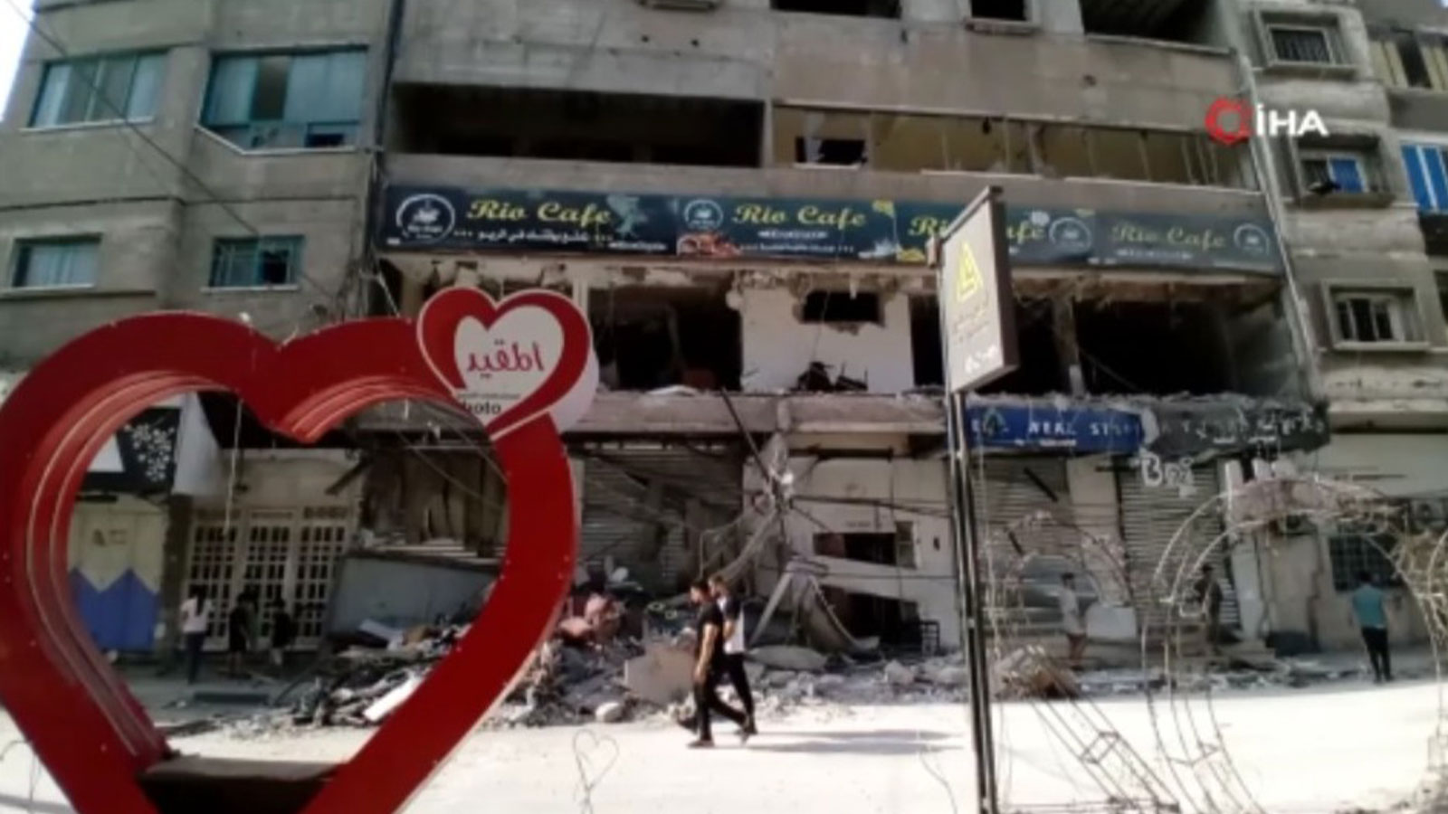 İsrail'in kanlı saldırılarında 11 kişiye mezar olan kafenin görüntüleri ortaya çıktı