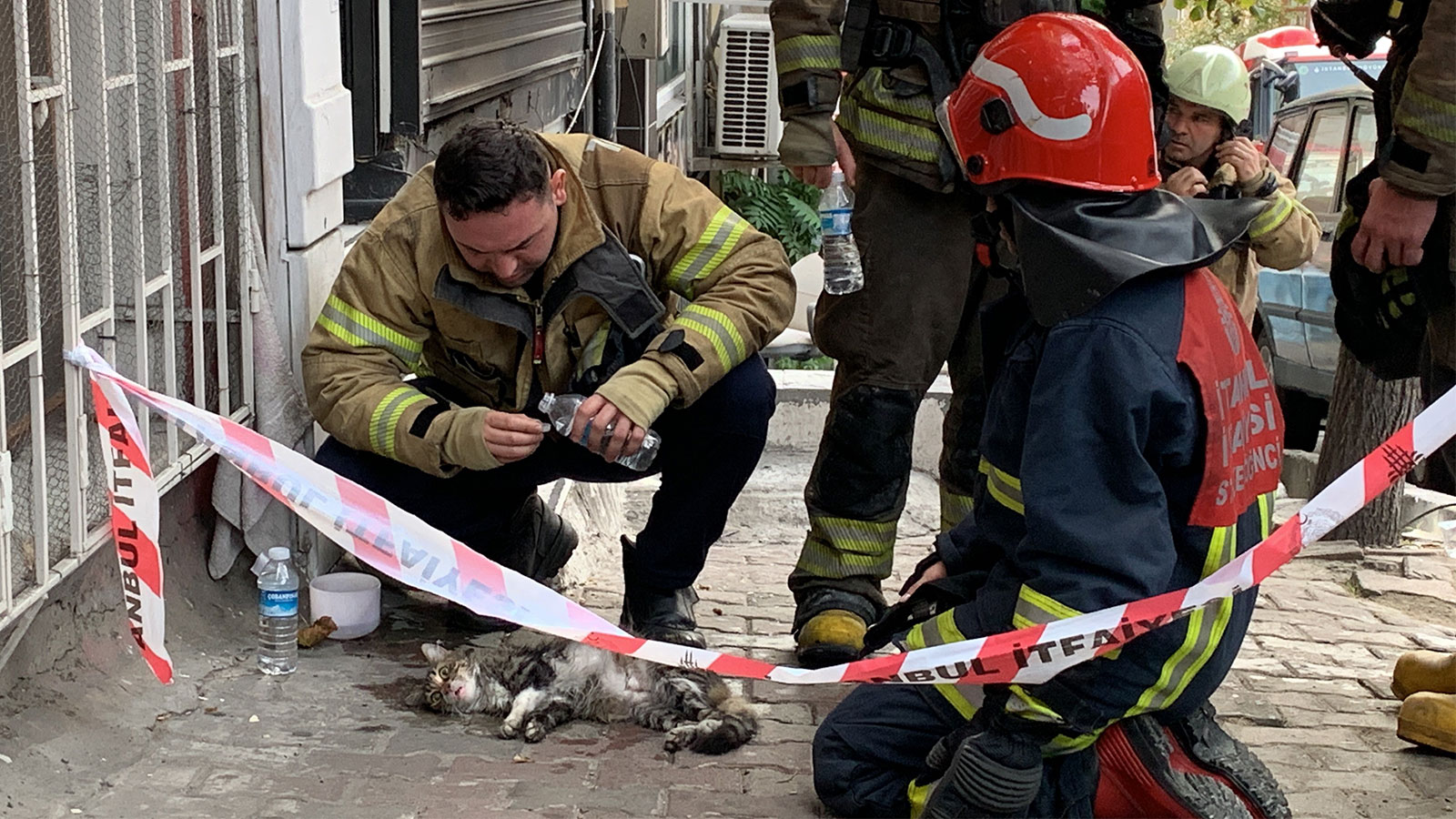 Yürekleri ısıtan kurtarma operasyonu: Parmağıyla azar azar su içirdi