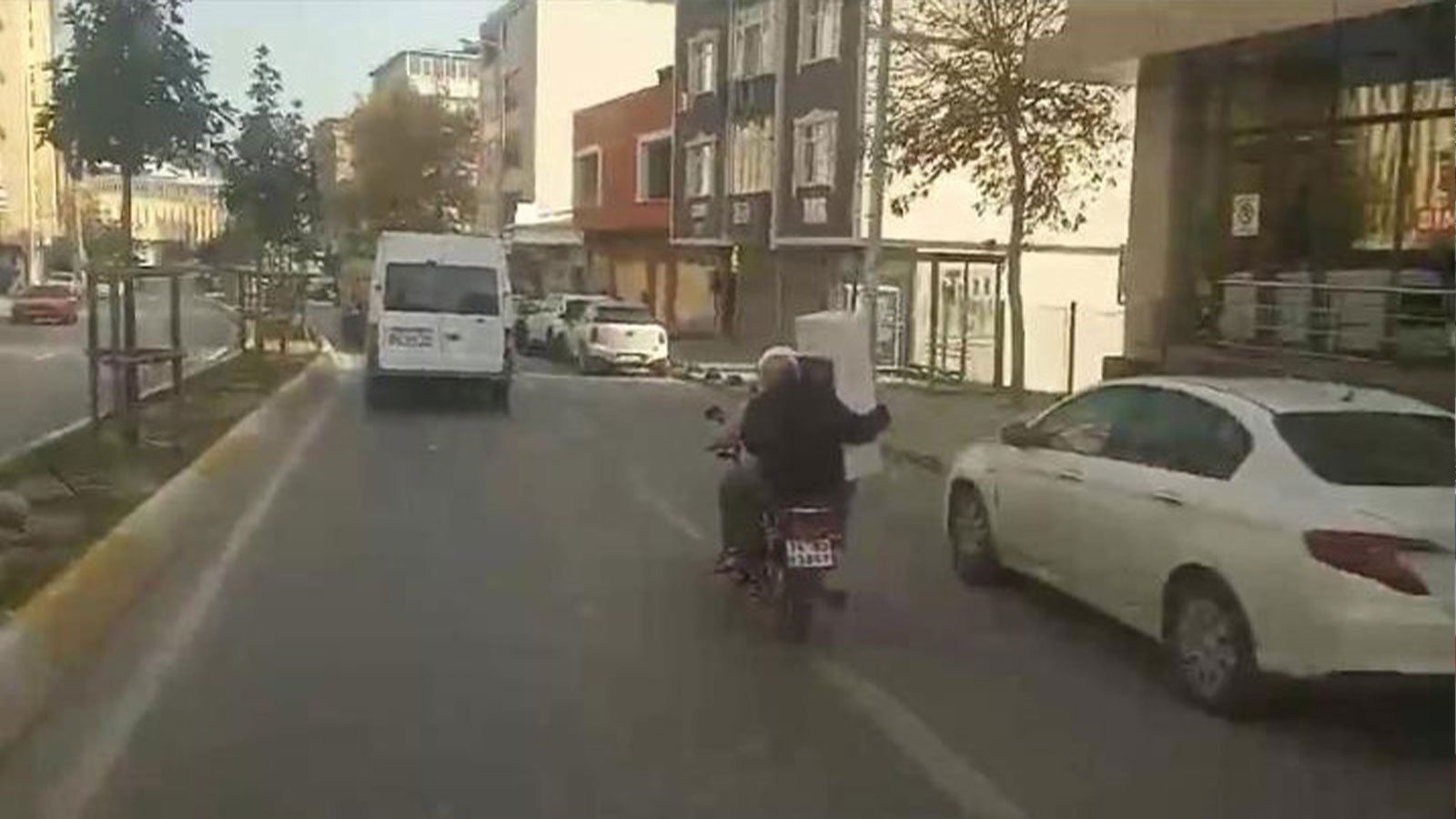 Motosikletle su sebili taşımacılığı kamerada
