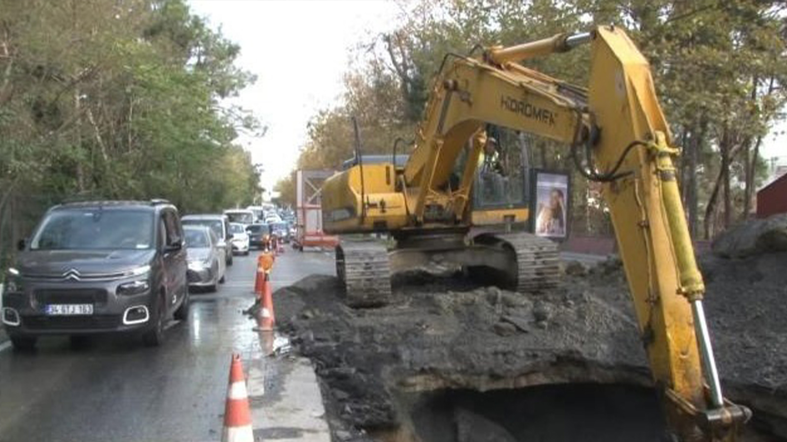 Sarıyer'de su borusu patladı, trafik kilitlendi