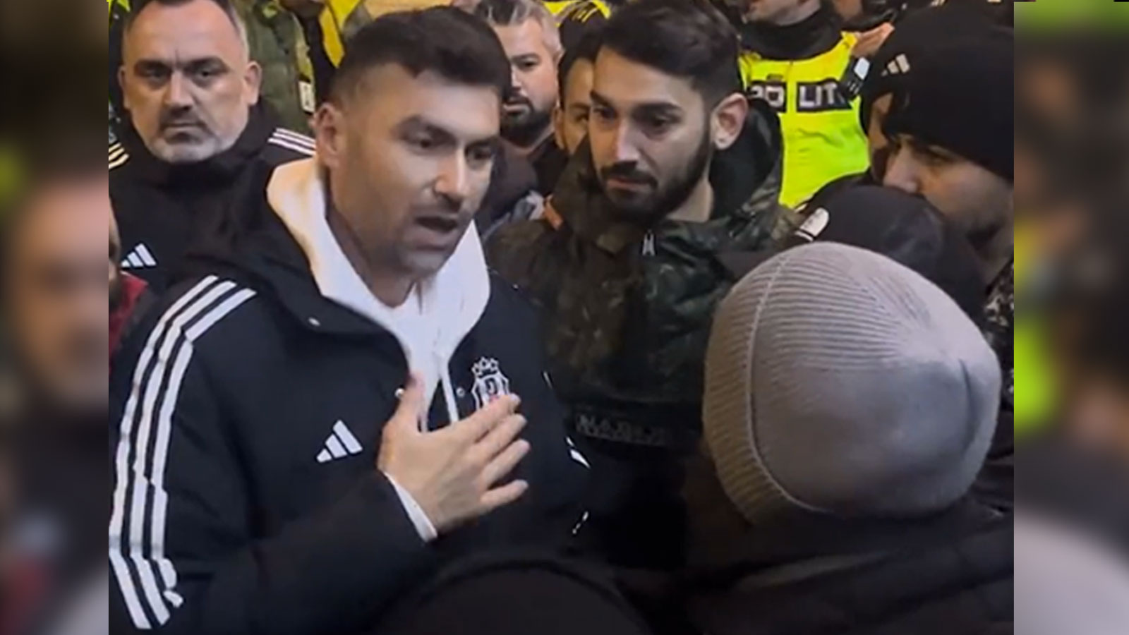 Beşiktaşlı taraftarlar futbolculardan hesap sordu! Burak Yılmaz zor sakinleştirdi