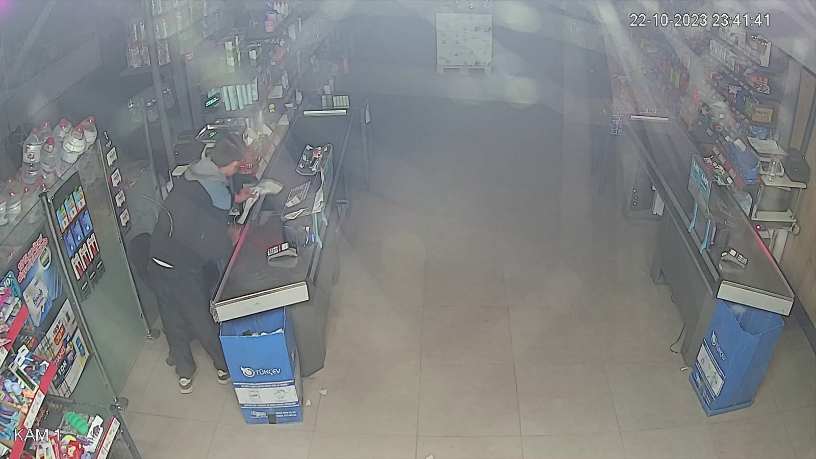 Adana'da zincir market soygunu: Şüpheli camı kırarak sigara çaldı