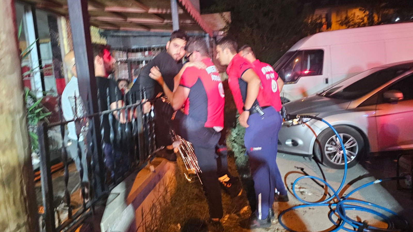 Karnına demir parmaklık saplanan gencin tedavisi sürüyor