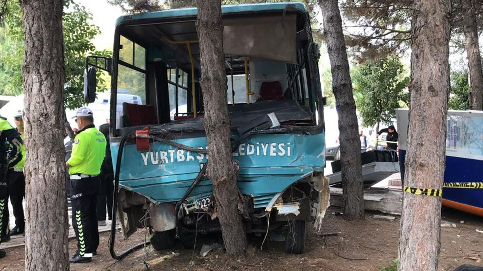 Öğrencileri taşıyan midibüs parka daldı! Ölü ve yaralılar var