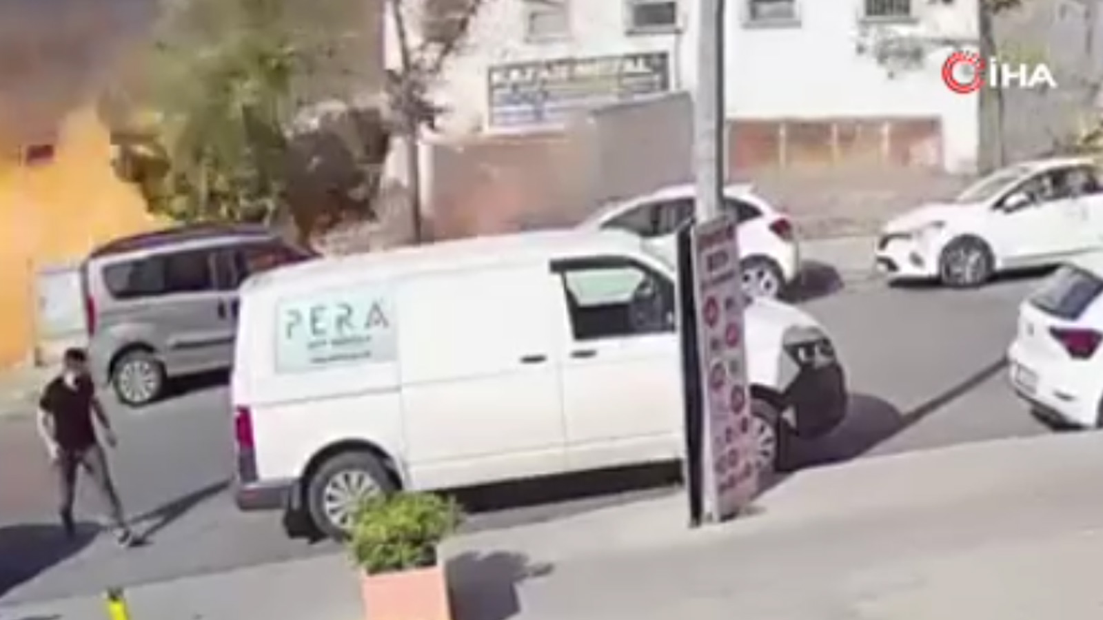 İstanbul'da iş yerinde patlama!  Yaralılar var, o anlar kamerada