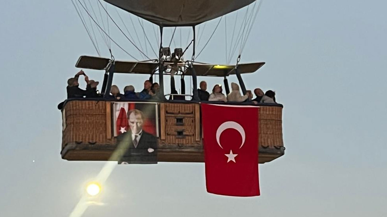 Balonlar Türk bayrakları ve Atatürk posterleri ile havalandı