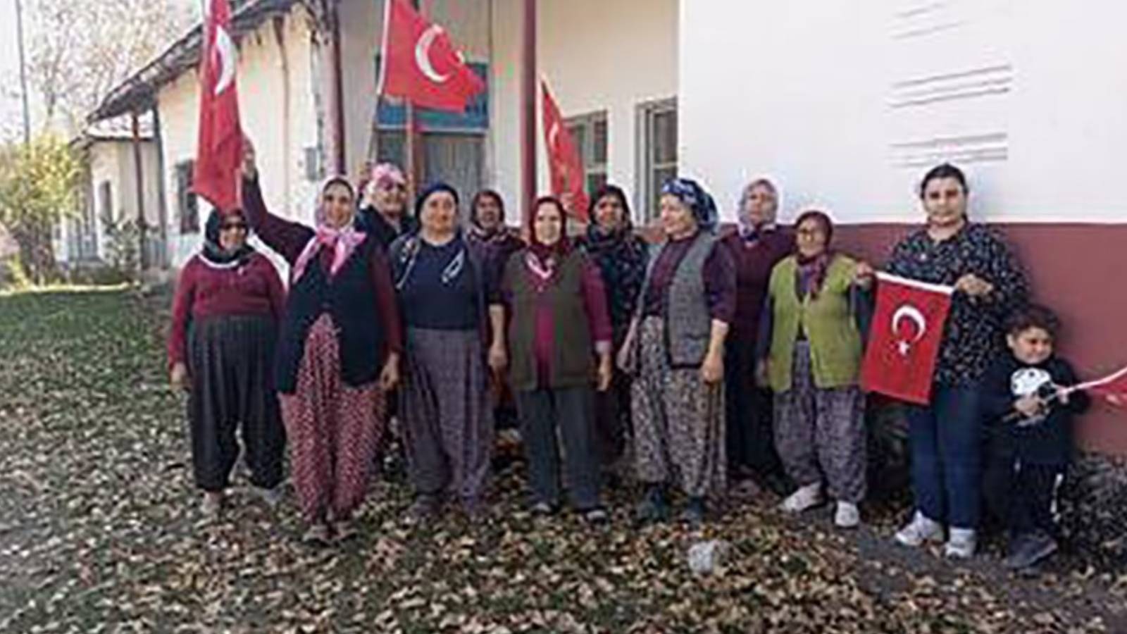 Çocuk olmayan köyde Cumhuriyet'in 100. yılını ezberledikleri şiirlerle kutladılar