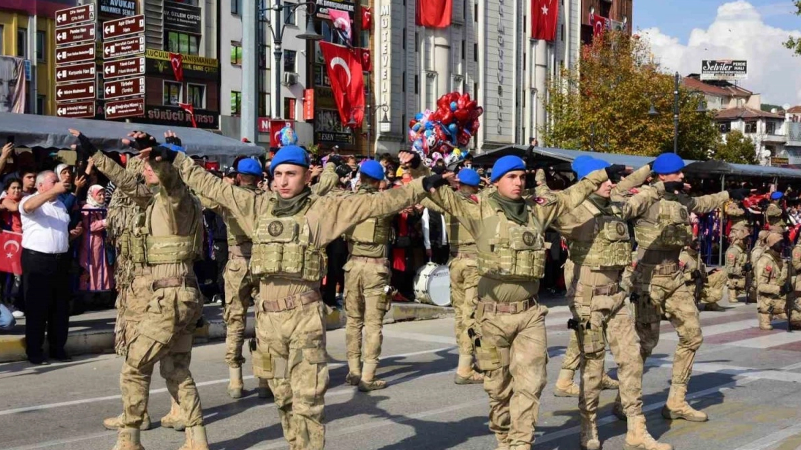 İzleyenleri hayran bıraktılar… Komandoların “Zeybek” oyunu Cumhuriyet Bayramı'na damga vurdu