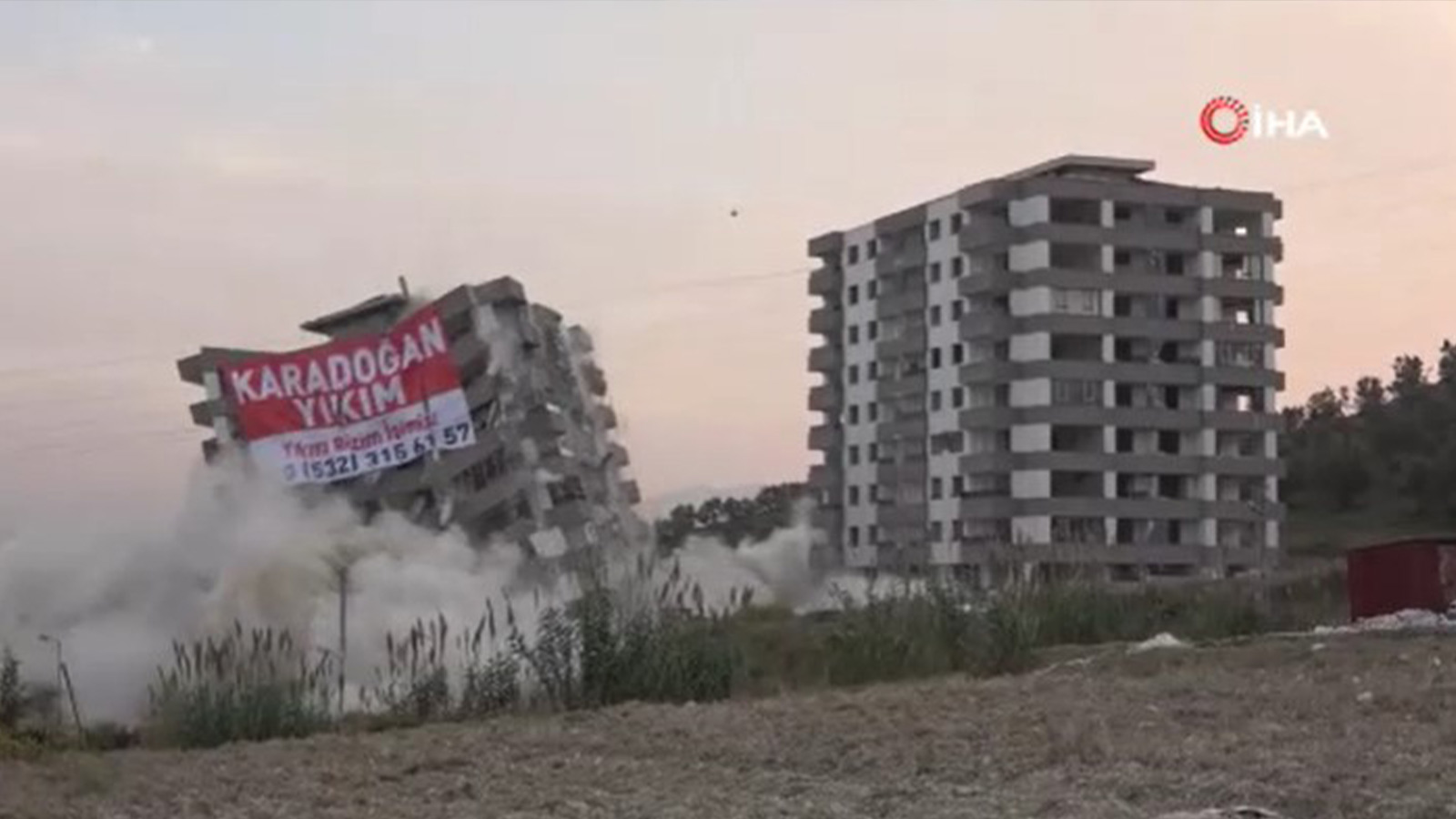 10 katlı 2 bina aynı anda yerle bir oldu! Ortalığı duman kapladı