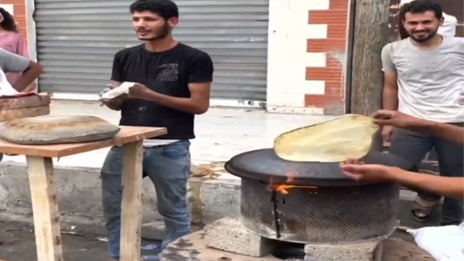 Fırınları vurulan Filistinliler, odun ateşinde saç ekmeği pişirdi…