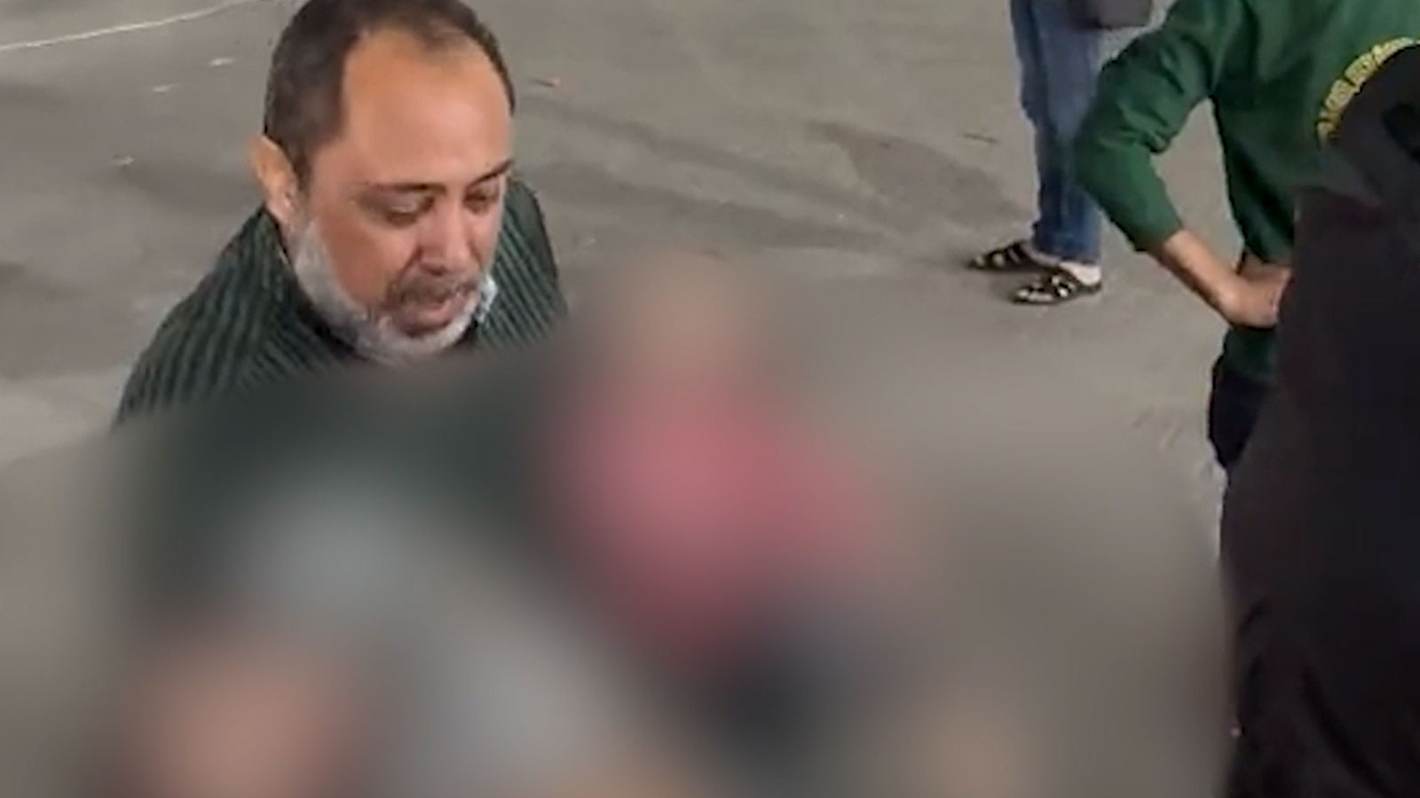 Evlatlarının cansız bedenlerini kucağına aldı: Gazzeli babadan acı haykırış!