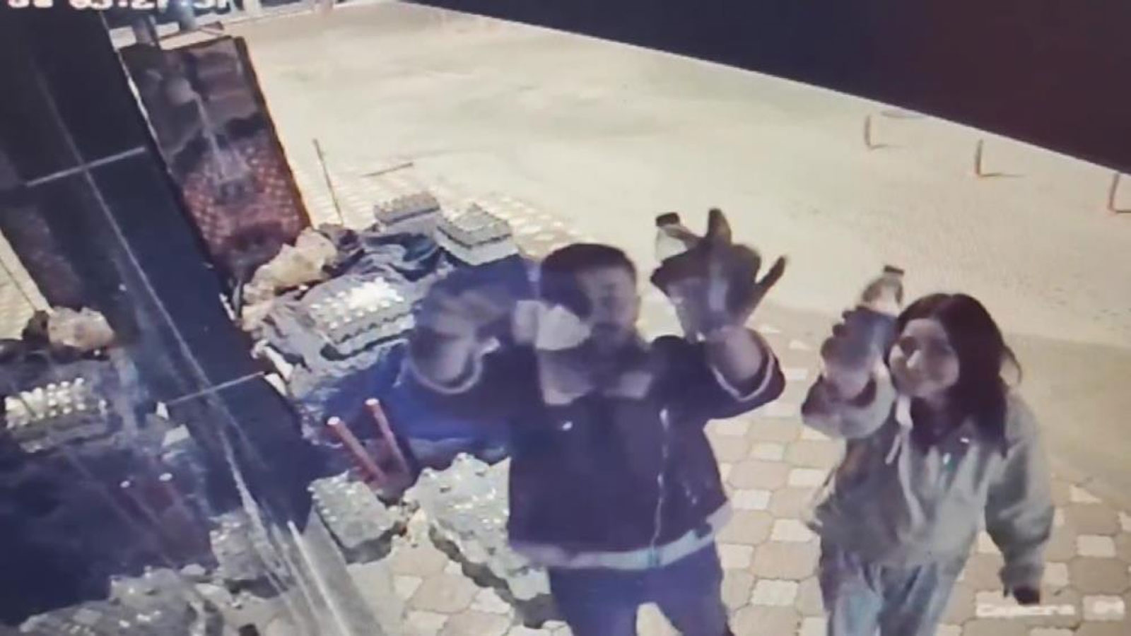 İki gençten örnek davranış: Kapalı büfeden su alıp parayı bıraktılar