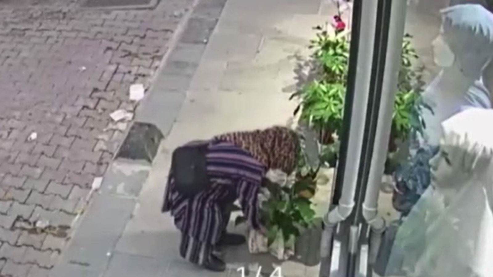 Açılışta hediye gelen çiçekleri çalındı, hırsıza seslendi: Getirmezsen şikayetçi olurum