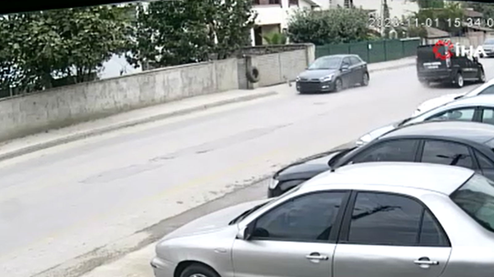 Sakarya'da şaşırtan olay: Kopan teker otomobile çarptı