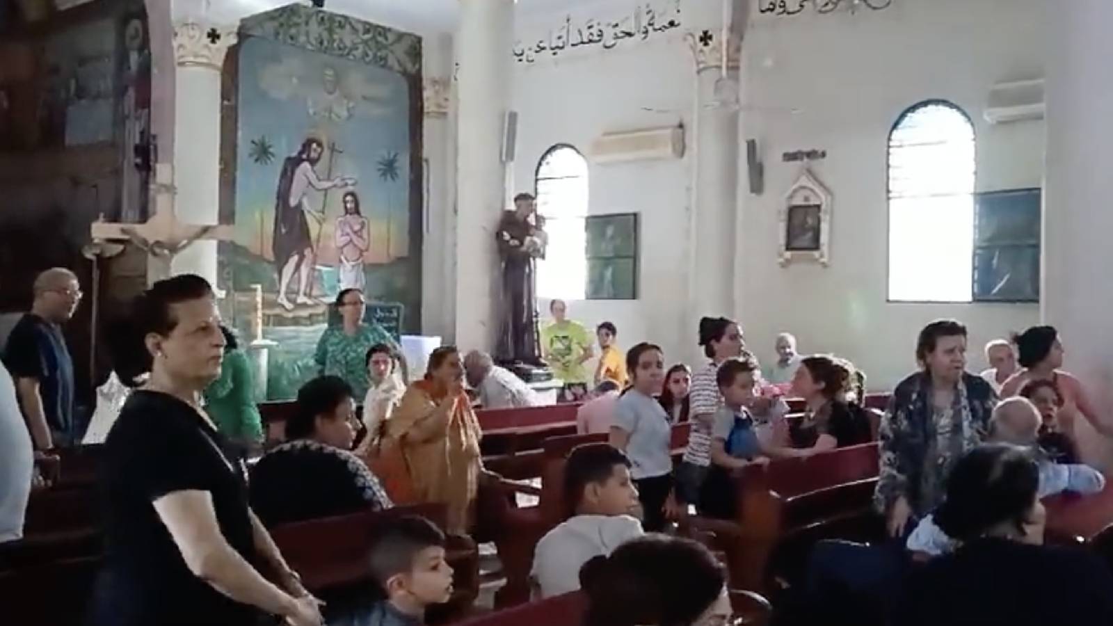 İsrail'in çevresini bombaladığı kilisede korku dolu anlar kamerada!
