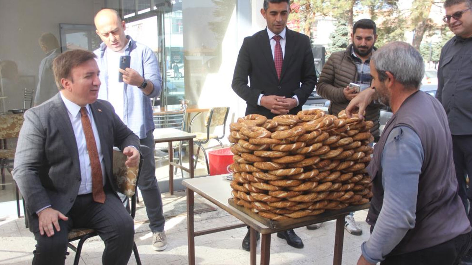 Valiyle simitçi arasında yüz güldüren alışveriş: 200 simidi alarak vatandaşlara dağıttı