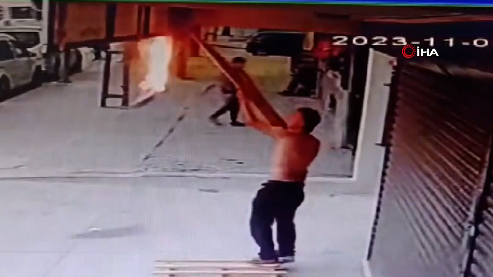 Görenler gözlerine inanamadı: Gömleğini çıkartıp iş yerinin tabelasını yaktı