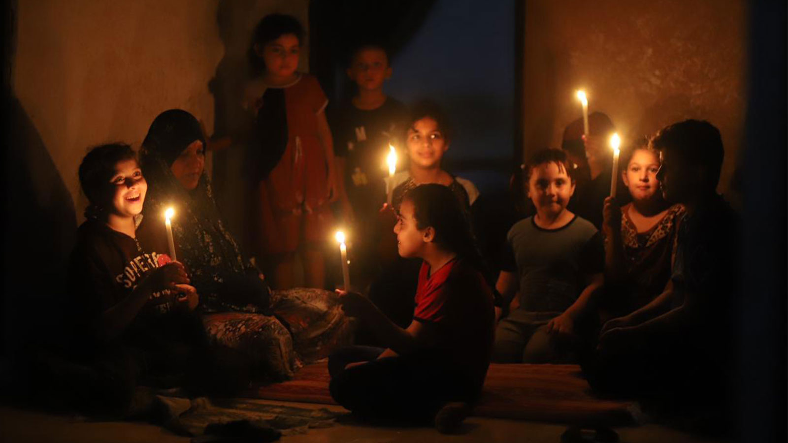 Dünyaya mum alevinden bakıyorlar: Gazze’de savaşın gözü yaşlı tanıkları