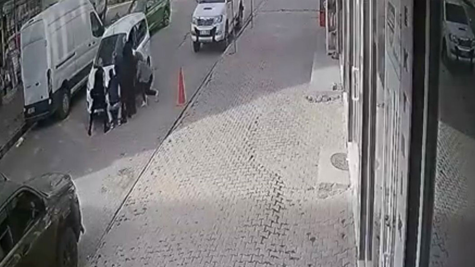 Aracın altında kalan çocuğu vatandaşlar kurtardı: O anlar kamerada