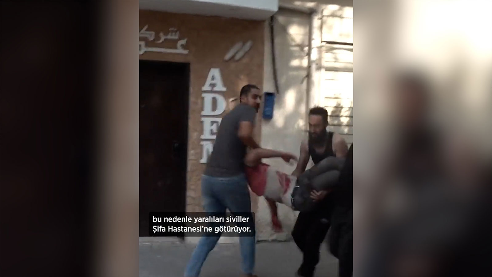 Türk gazeteciler Gazze'deki yaralıları hastaneye yetiştirdi