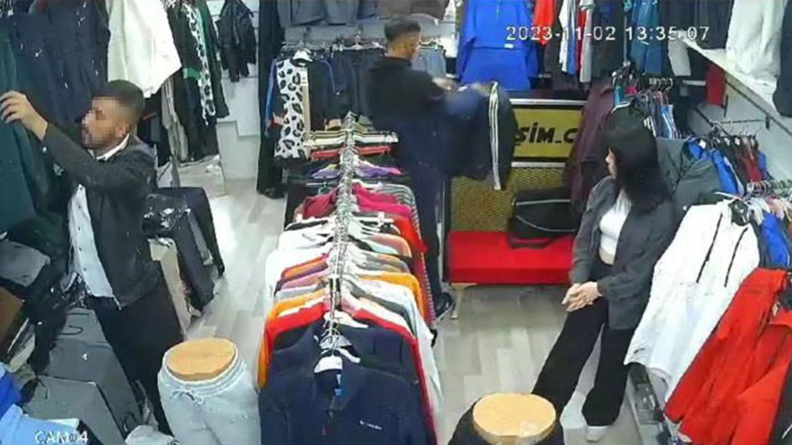 Karabük'te hırsızlık anları! Biri oyaladı, biri çaldı