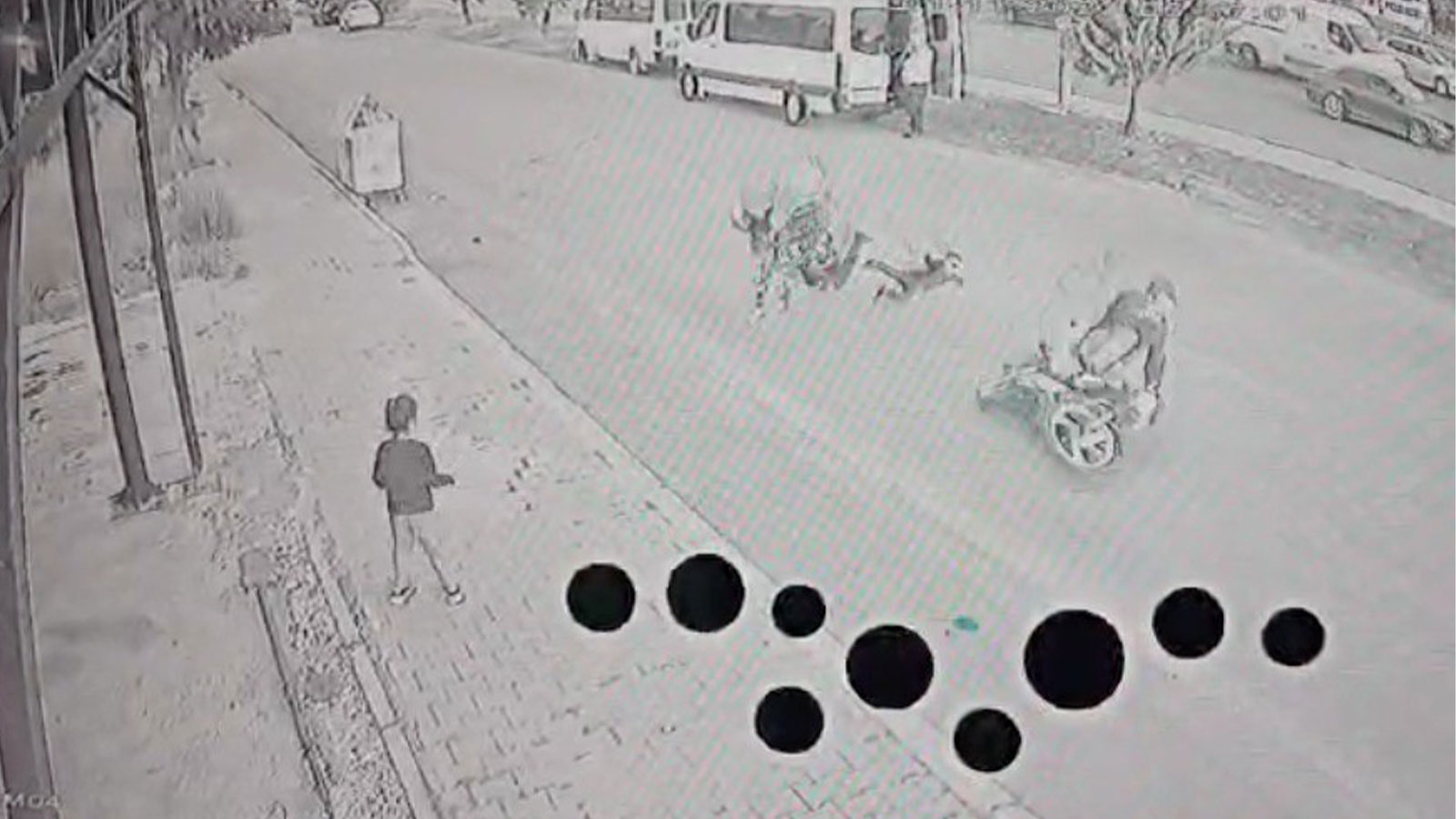 Antalya'da yürekleri ağza getiren anlar! Küçük çocukla annesi motosikletin altında kaldı