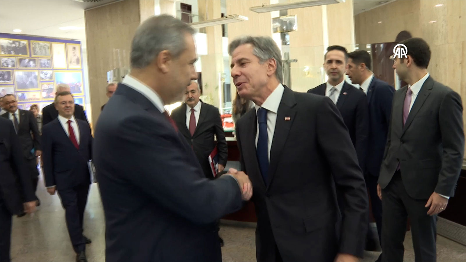 Bakan Fidan kendisine sarılmaya çalışan Blinken'ı böyle engelledi