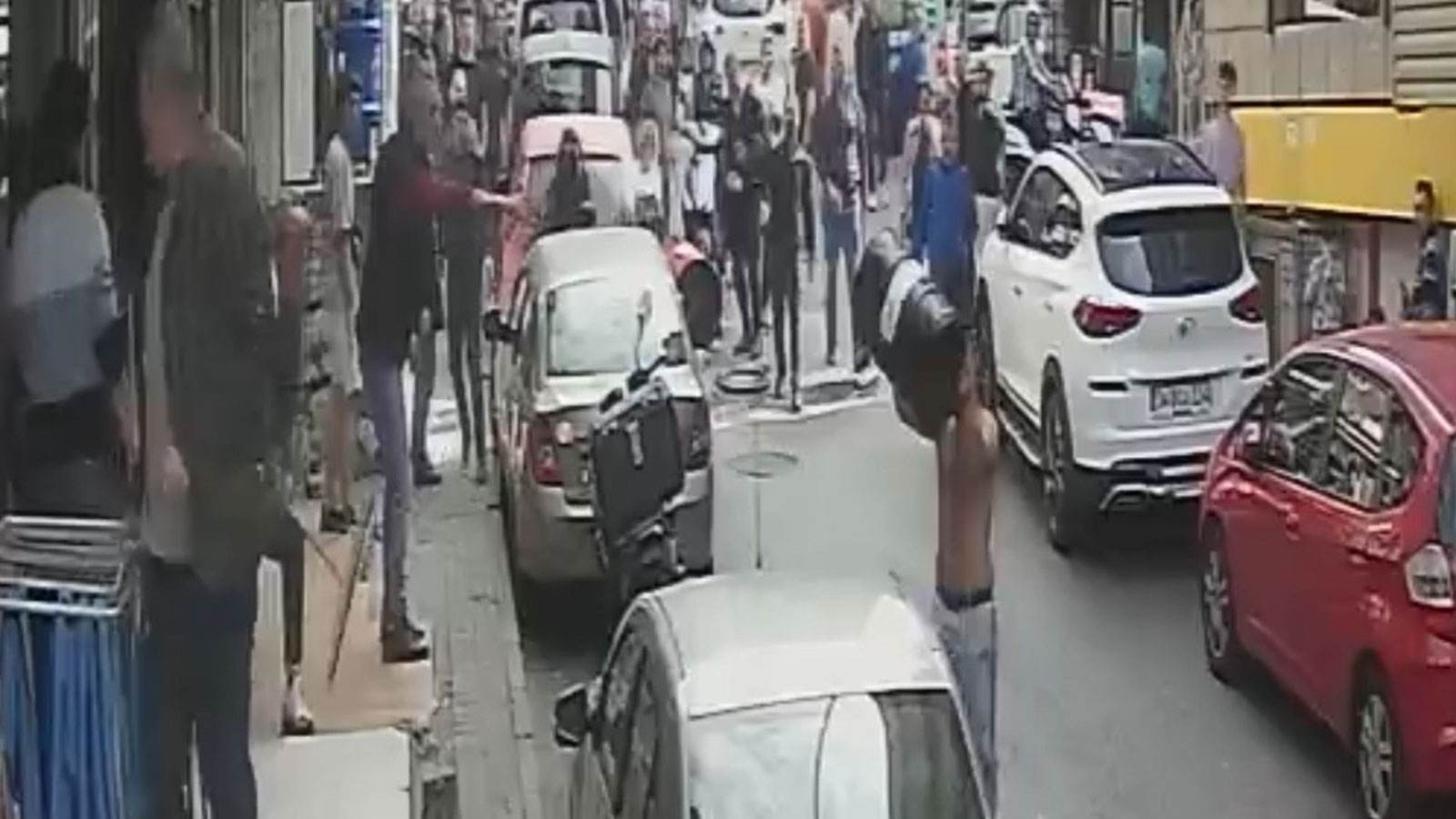 Çaycıların dedikodu kavgası kamerada: Variller çekpaslar havada uçuştu