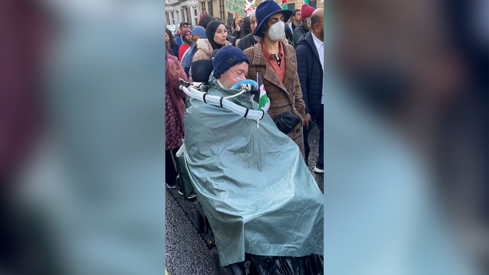 İngiliz vatandaşı solunum cihazıyla İsrail'i protesto etti