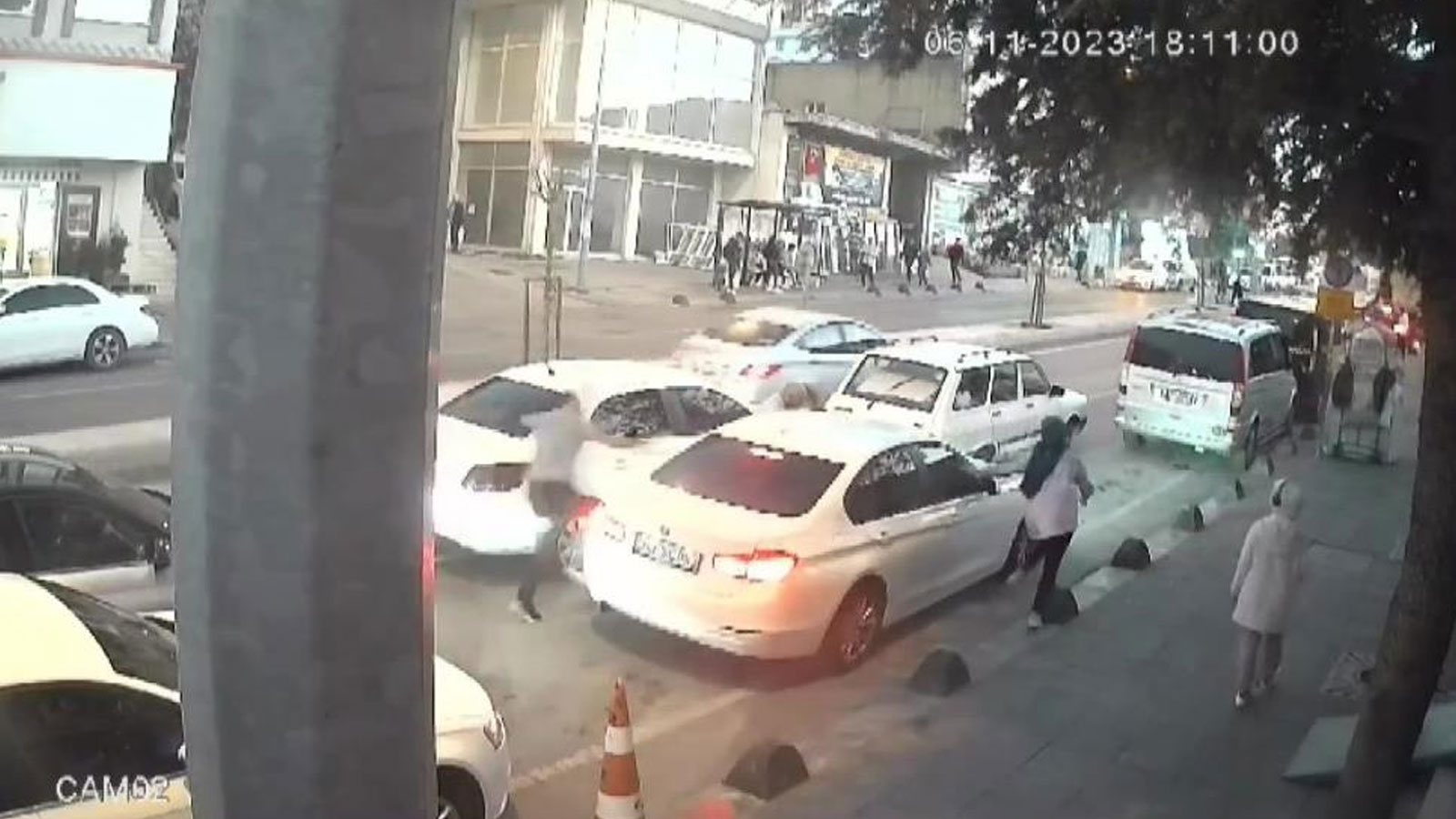 İstanbul'da dehşet anları! Saldırıya uğrayan sürücü, araçlara çarparak kaçtı