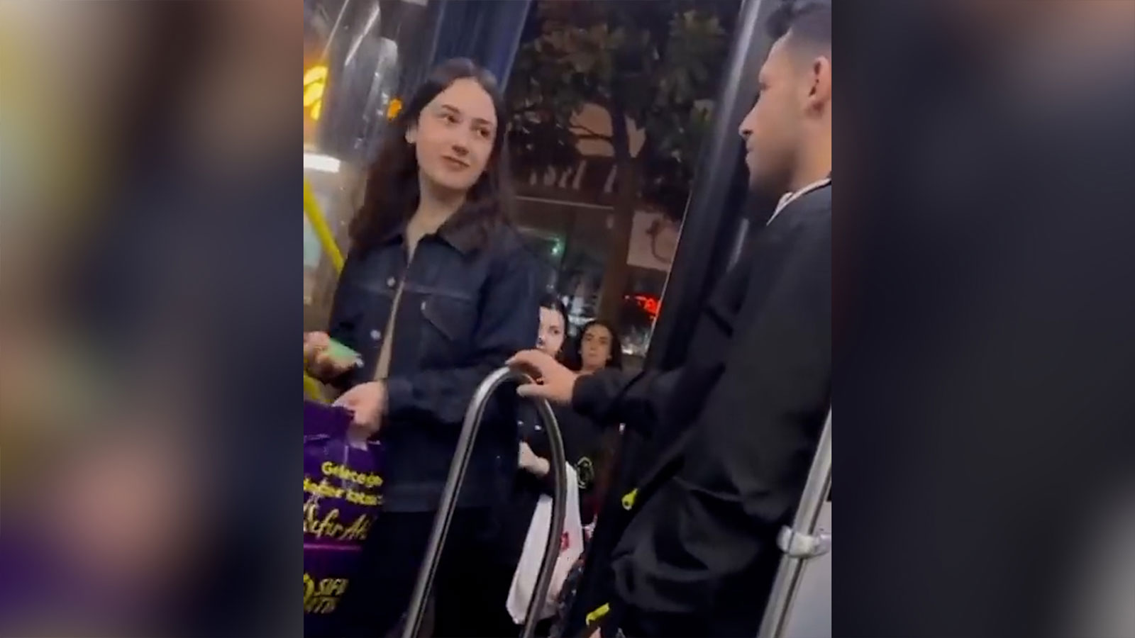 Bir genç tüm yolculara otobüs bileti ısmarladı