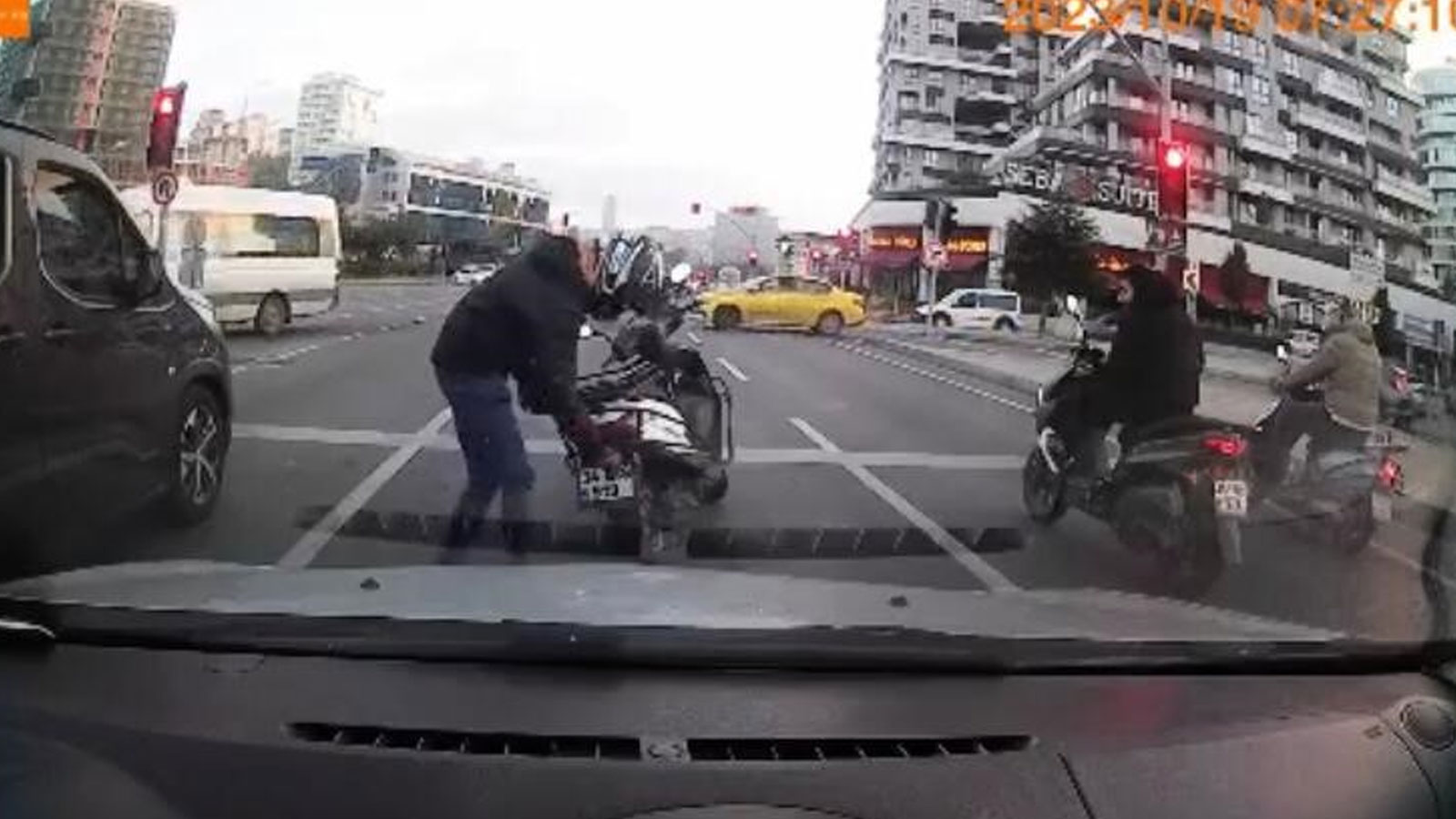 İstanbul'da 'bu kadarına pes' dedirten maganda! Plakayı söküp yürekleri ağza getirdi