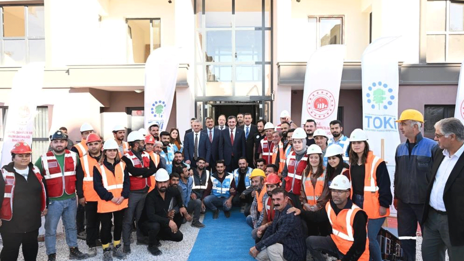 Cumhurbaşkanı Yardımcısı Yılmaz, deprem konutlarını inceledi